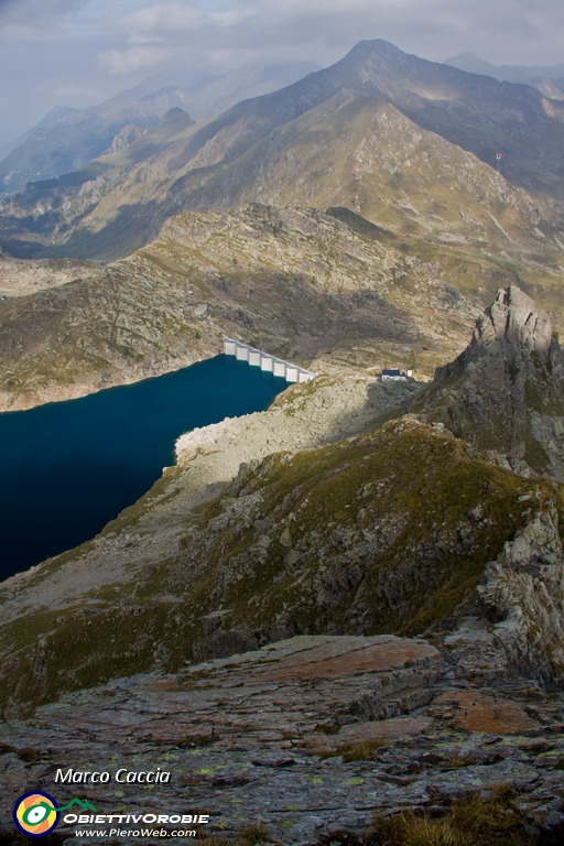 12_La placca a strapiombo sul lago d'inferno.JPG